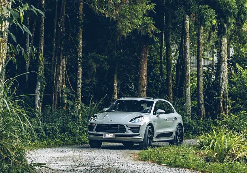 macanturbo-28 對它的迷戀早超過Cayenne太多太多了,緊湊的體態看來繷纖合度又少了Cayenne散發出來的呆鵝樣,Macan儼然就是一部經過廠方細琢過的產物。