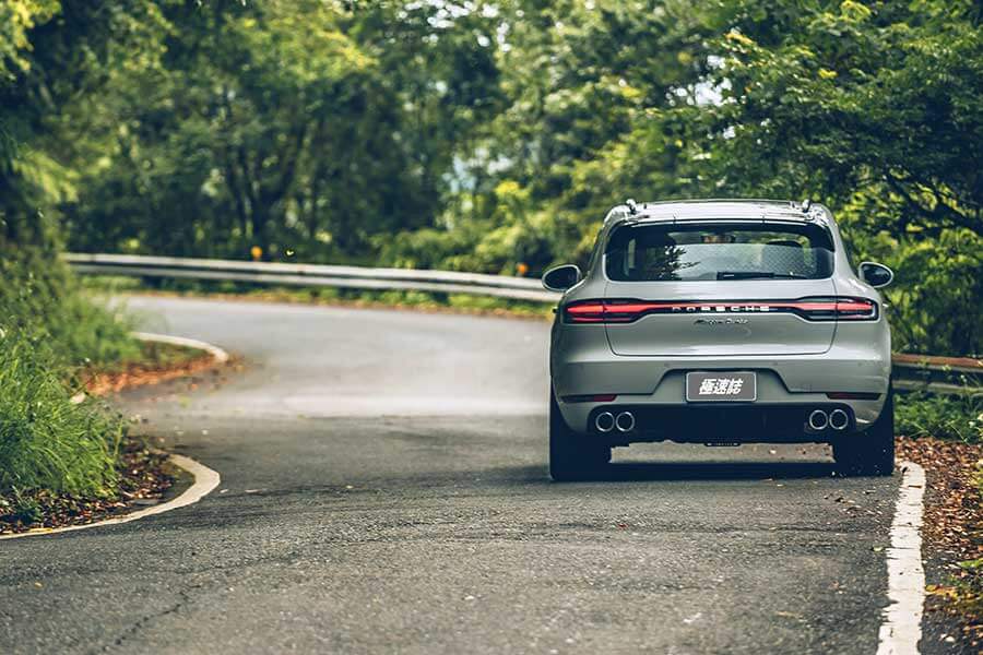 對它的迷戀早超過Cayenne太多太多了,緊湊的體態看來繷纖合度又少了Cayenne散發出來的呆鵝樣,Macan儼然就是一部經過廠方細琢過的產物。