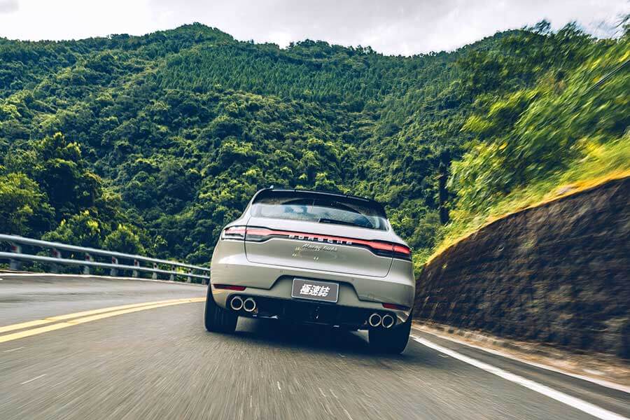 對它的迷戀早超過Cayenne太多太多了,緊湊的體態看來繷纖合度又少了Cayenne散發出來的呆鵝樣,Macan儼然就是一部經過廠方細琢過的產物。