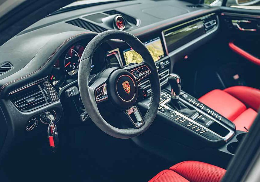 macanturbo-4 對它的迷戀早超過Cayenne太多太多了,緊湊的體態看來繷纖合度又少了Cayenne散發出來的呆鵝樣,Macan儼然就是一部經過廠方細琢過的產物。