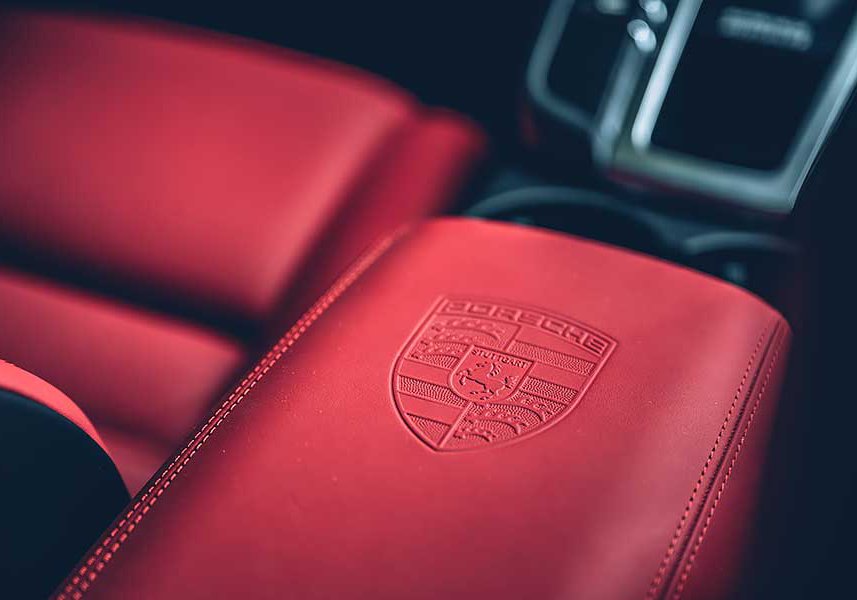 macanturbo-5 對它的迷戀早超過Cayenne太多太多了,緊湊的體態看來繷纖合度又少了Cayenne散發出來的呆鵝樣,Macan儼然就是一部經過廠方細琢過的產物。