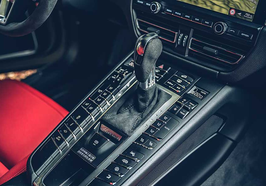 macanturbo-6 對它的迷戀早超過Cayenne太多太多了,緊湊的體態看來繷纖合度又少了Cayenne散發出來的呆鵝樣,Macan儼然就是一部經過廠方細琢過的產物。