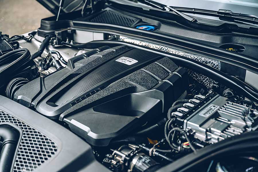 對它的迷戀早超過Cayenne太多太多了,緊湊的體態看來繷纖合度又少了Cayenne散發出來的呆鵝樣,Macan儼然就是一部經過廠方細琢過的產物。