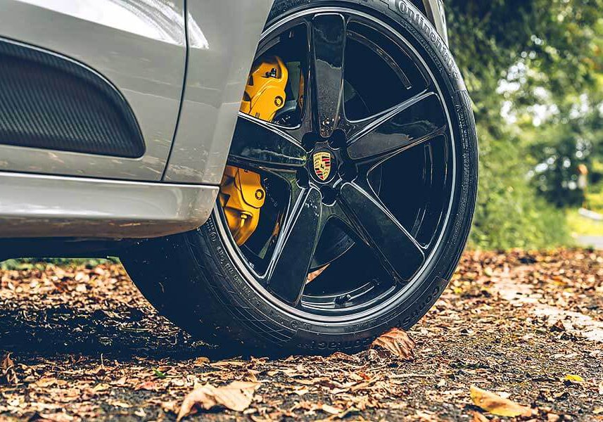 macanturbo-9 對它的迷戀早超過Cayenne太多太多了,緊湊的體態看來繷纖合度又少了Cayenne散發出來的呆鵝樣,Macan儼然就是一部經過廠方細琢過的產物。