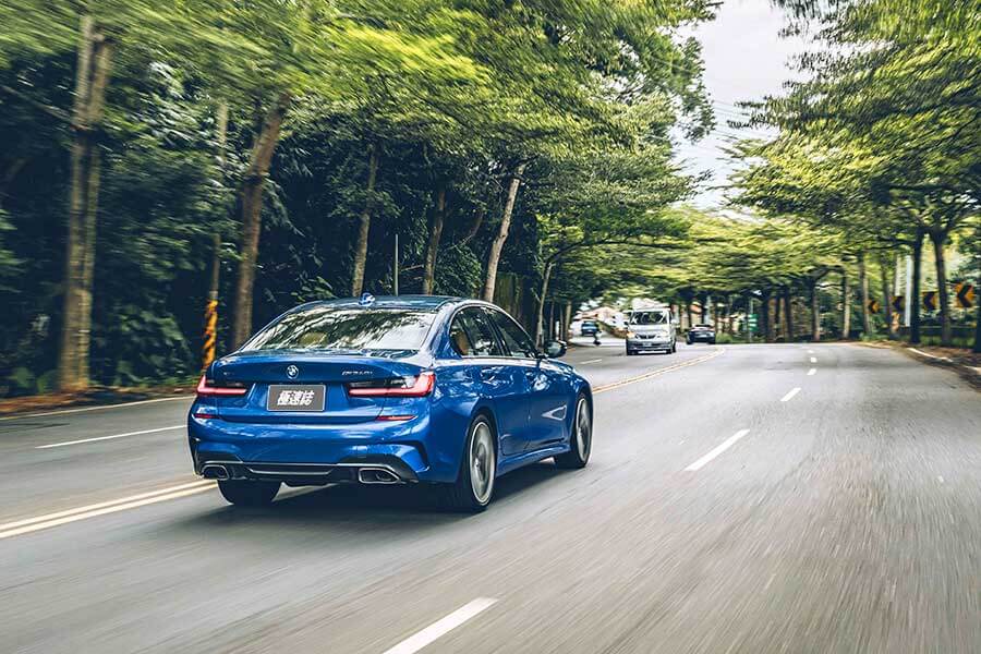 環島不難，隨便找部車都行，但要能環的開心，每個時刻都盡興、流連忘返，若有三種性格迴然不同的車可以沿路替換，那就完美了……。