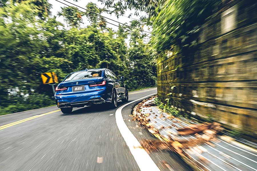 環島不難，隨便找部車都行，但要能環的開心，每個時刻都盡興、流連忘返，若有三種性格迴然不同的車可以沿路替換，那就完美了……。