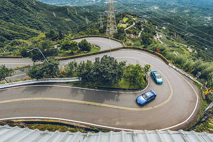 環島不難，隨便找部車都行，但要能環的開心，每個時刻都盡興、流連忘返，若有三種性格迴然不同的車可以沿路替換，那就完美了……。