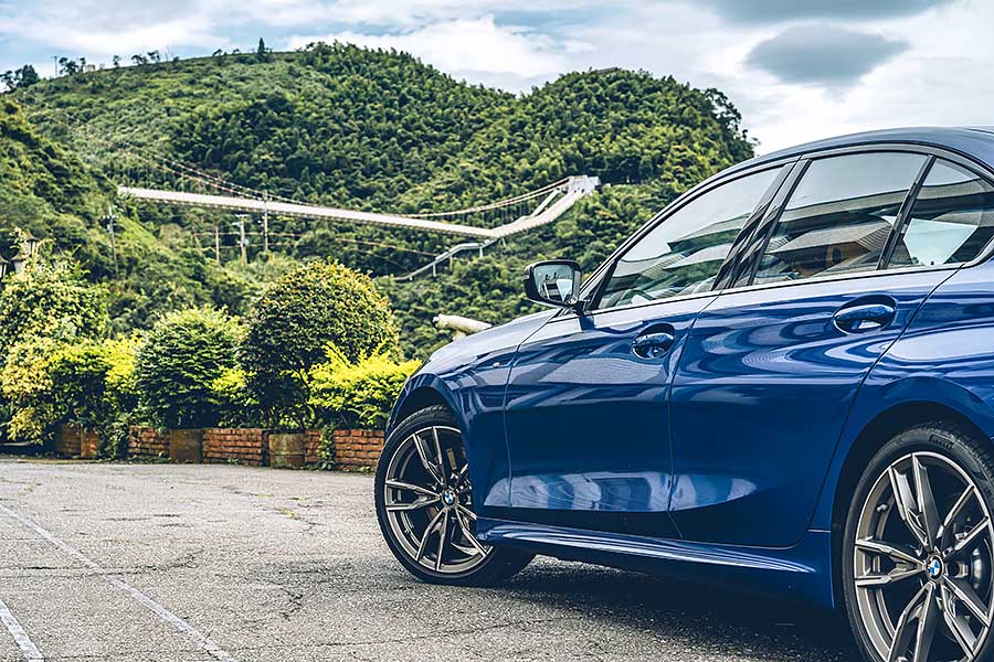 環島不難，隨便找部車都行，但要能環的開心，每個時刻都盡興、流連忘返，若有三種性格迴然不同的車可以沿路替換，那就完美了……。