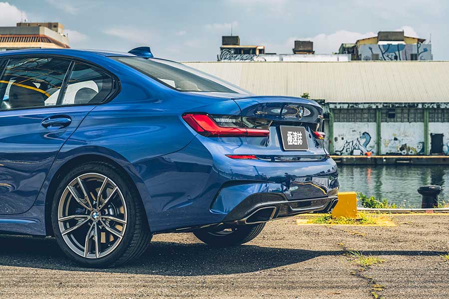 環島不難，隨便找部車都行，但要能環的開心，每個時刻都盡興、流連忘返，若有三種性格迴然不同的車可以沿路替換，那就完美了……。