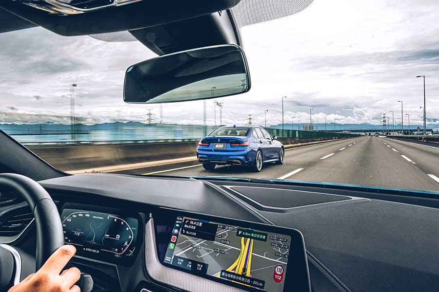 環島不難，隨便找部車都行，但要能環的開心，每個時刻都盡興、流連忘返，若有三種性格迴然不同的車可以沿路替換，那就完美了……。