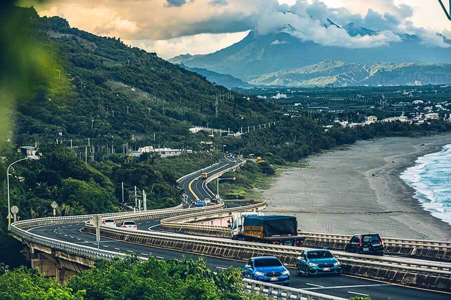 mperformance2-24 環島不難,隨便找部車都行,但要能環的開心,每個時刻都盡興、流連忘返,若有三種性格迴然不同的車可以沿路替換,那就完美了……。