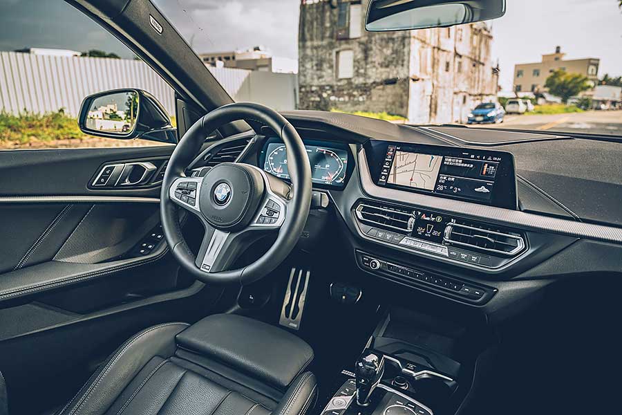 mperformance2-38 環島不難,隨便找部車都行,但要能環的開心,每個時刻都盡興、流連忘返,若有三種性格迴然不同的車可以沿路替換,那就完美了……。