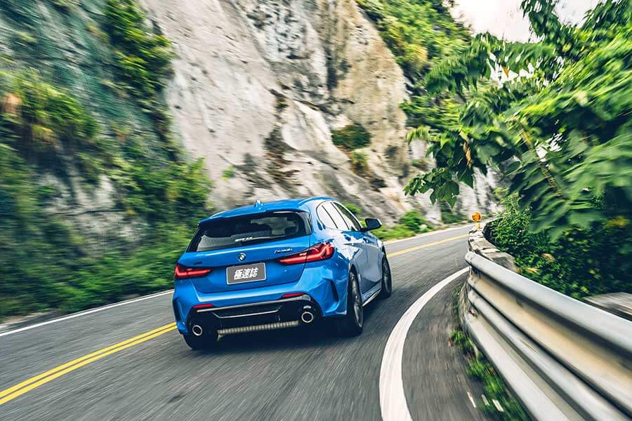 mperformance3-34 環島不難,隨便找部車都行,但要能環的開心,每個時刻都盡興、流連忘返,若有三種性格迴然不同的車可以沿路替換,那就完美了……。