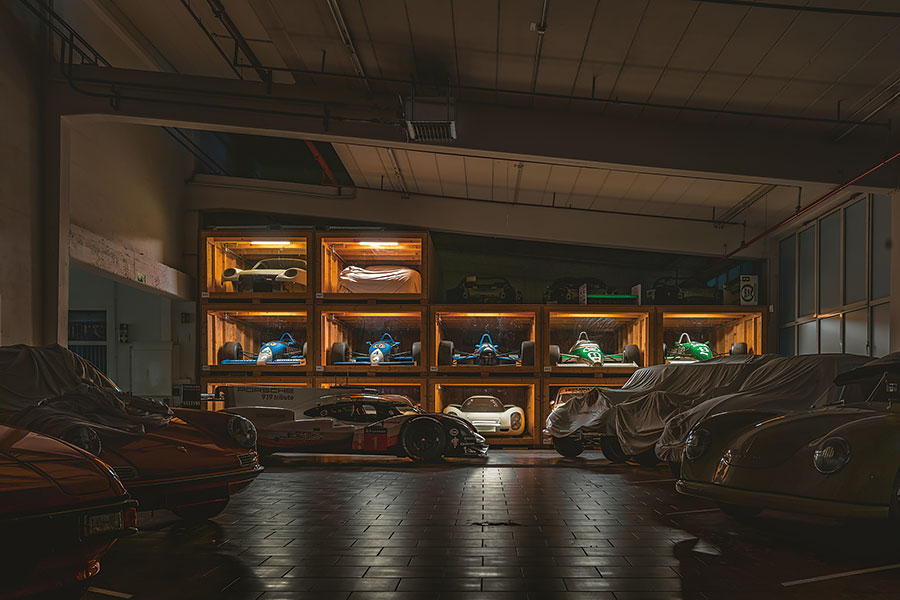 這裡是保時捷名作冬眠之所，且讓我們在黑暗掩護下捕捉它們的睡相……