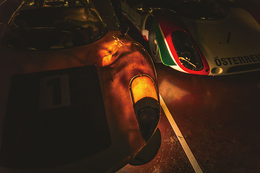 這裡是保時捷名作冬眠之所，且讓我們在黑暗掩護下捕捉它們的睡相……