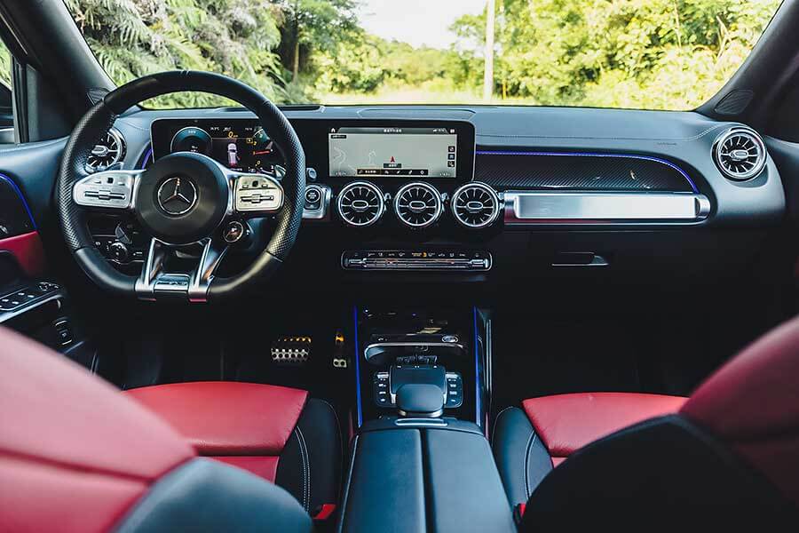 各位先生女士,耀眼奪目的2020金旅獎最佳休旅車即將揭幕,歡迎大家蒞臨極速誌頒獎典禮。