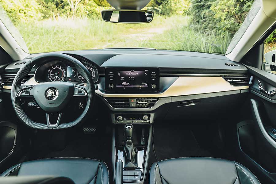 各位先生女士,耀眼奪目的2020金旅獎最佳休旅車即將揭幕,歡迎大家蒞臨極速誌頒獎典禮。