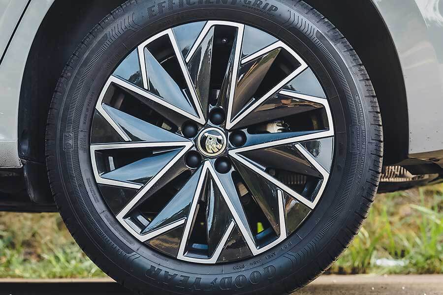 各位先生女士,耀眼奪目的2020金旅獎最佳休旅車即將揭幕,歡迎大家蒞臨極速誌頒獎典禮。