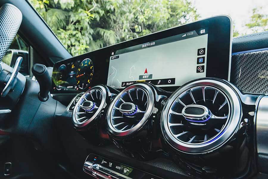 各位先生女士,耀眼奪目的2020金旅獎最佳休旅車即將揭幕,歡迎大家蒞臨極速誌頒獎典禮。