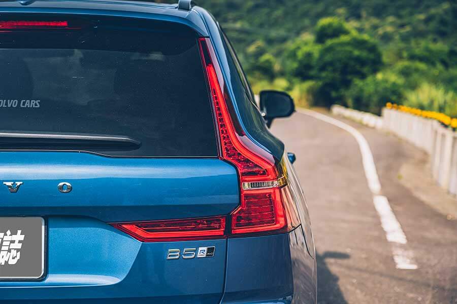 各位先生女士,耀眼奪目的2020金旅獎最佳休旅車即將揭幕,歡迎大家蒞臨極速誌頒獎典禮。