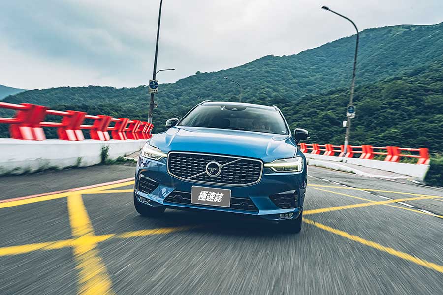 各位先生女士,耀眼奪目的2020金旅獎最佳休旅車即將揭幕,歡迎大家蒞臨極速誌頒獎典禮。