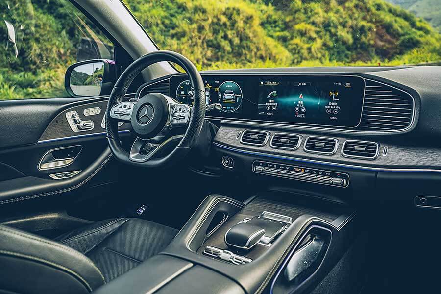 各位先生女士,耀眼奪目的2020金旅獎最佳休旅車即將揭幕,歡迎大家蒞臨極速誌頒獎典禮。