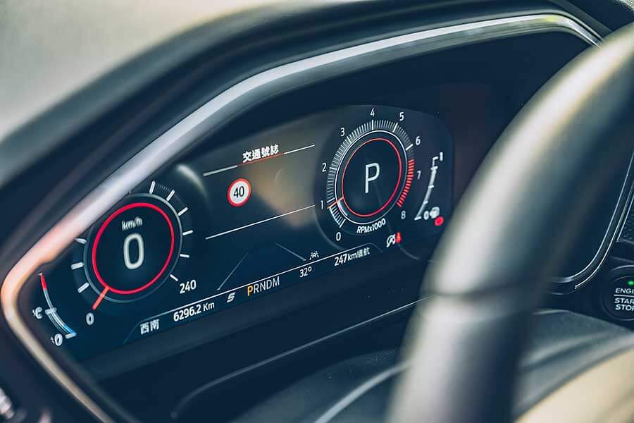 各位先生女士,耀眼奪目的2020金旅獎最佳休旅車即將揭幕,歡迎大家蒞臨極速誌頒獎典禮。