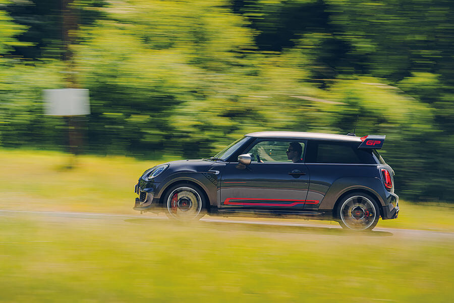 我輩已經確定這是十分認真的升級套裝,但一本正經的新型Mini GP能夠痛宰一部紫色藍寶嗎?