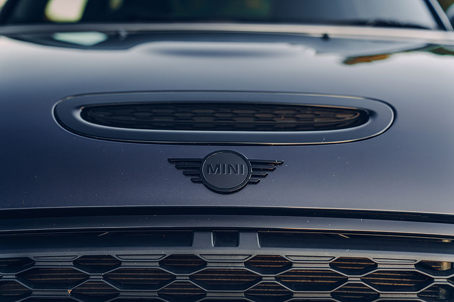 我輩已經確定這是十分認真的升級套裝,但一本正經的新型Mini GP能夠痛宰一部紫色藍寶嗎?