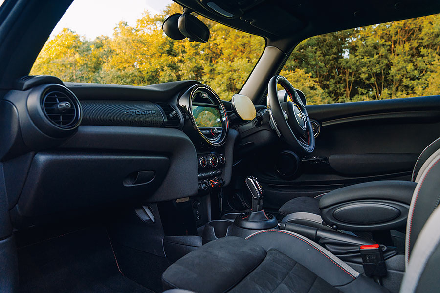 我輩已經確定這是十分認真的升級套裝,但一本正經的新型Mini GP能夠痛宰一部紫色藍寶嗎?