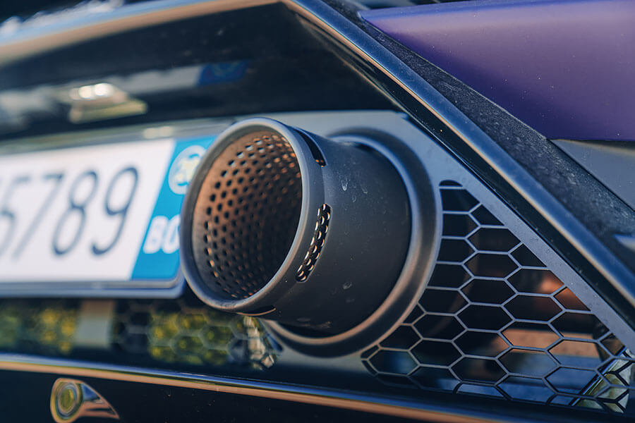 我輩已經確定這是十分認真的升級套裝,但一本正經的新型Mini GP能夠痛宰一部紫色藍寶嗎?