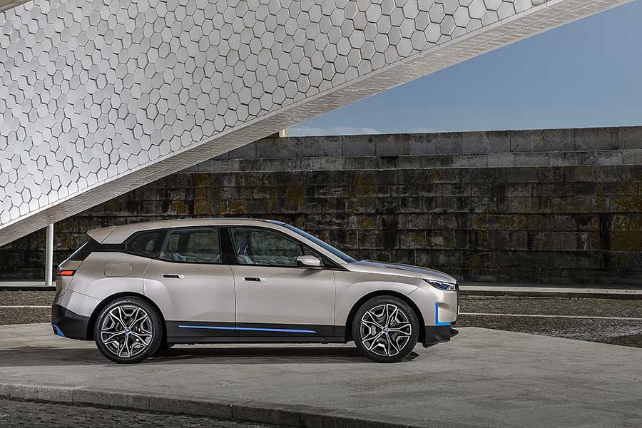 走完量產前的最後一哩路，寶馬的全新未來就從BMW iX展開。