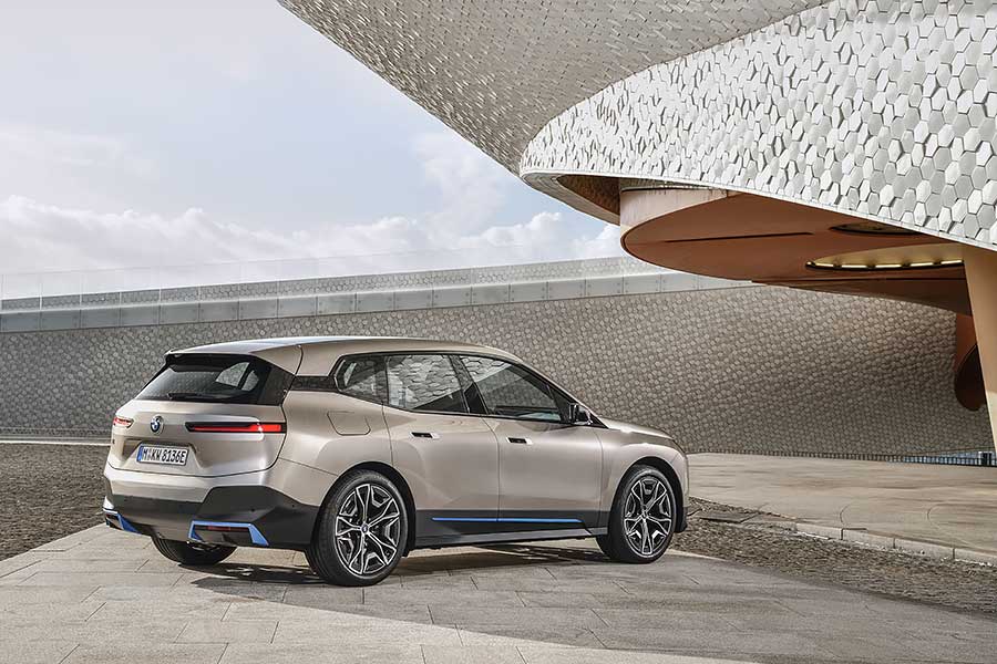 走完量產前的最後一哩路，寶馬的全新未來就從BMW iX展開。