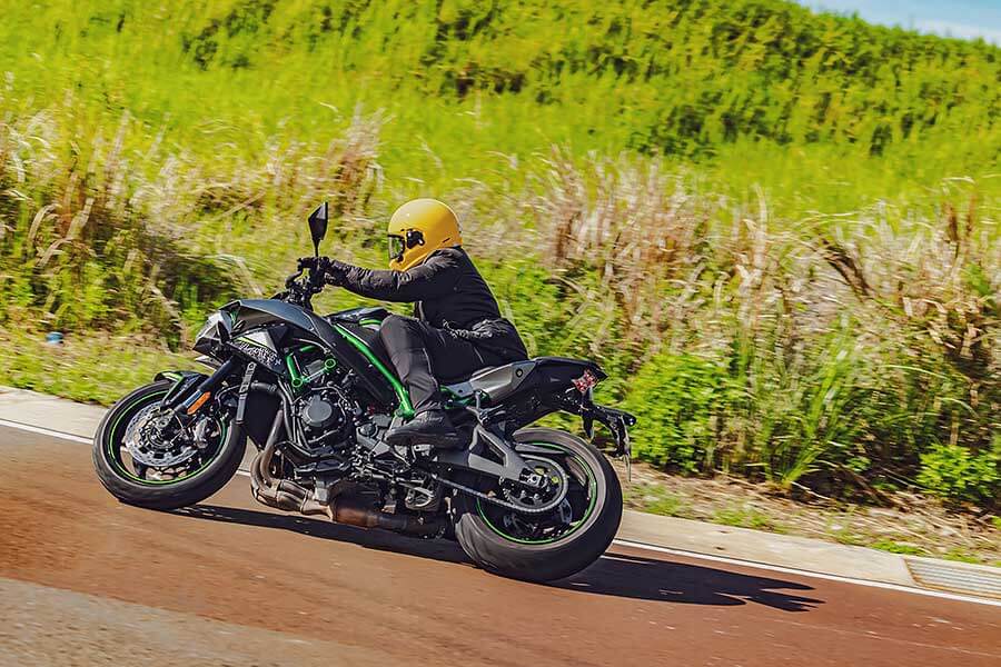 TG本日慕名兩大川崎名角而來,一部能順風隨行遨遊四海的公升忍者,另號人物則是身肩經典Z字號擔任頭號性能一哥Z H2,上看二百匹的機械公敵及什麼都恰到好處的跑旅銘機能造出怎麼樣的火花呢,雙方又會激出什麼樣的意想不到哩~