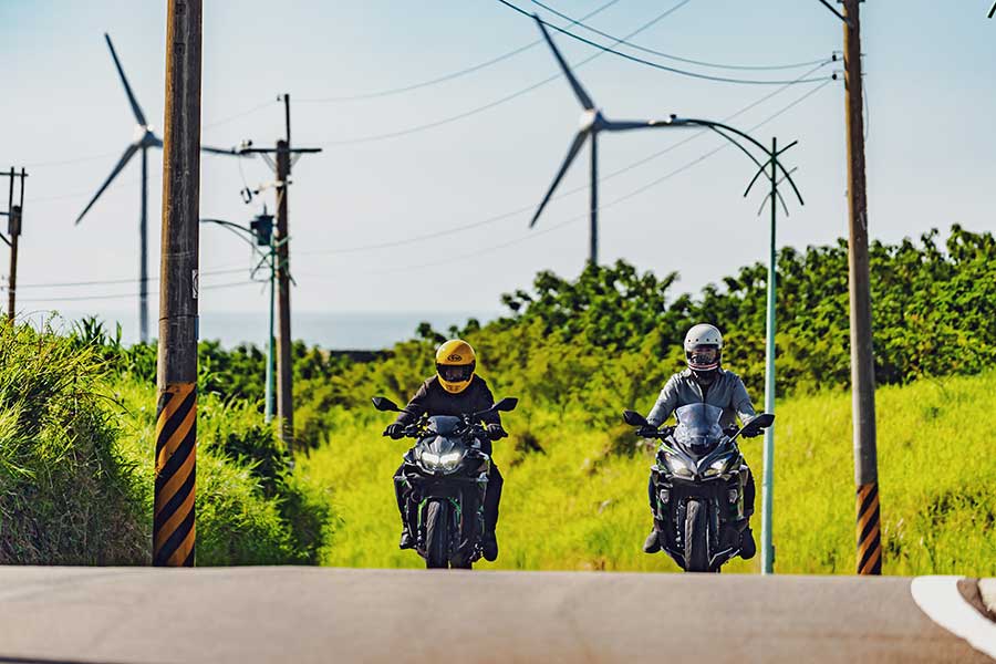 TG本日慕名兩大川崎名角而來,一部能順風隨行遨遊四海的公升忍者,另號人物則是身肩經典Z字號擔任頭號性能一哥Z H2,上看二百匹的機械公敵及什麼都恰到好處的跑旅銘機能造出怎麼樣的火花呢,雙方又會激出什麼樣的意想不到哩~