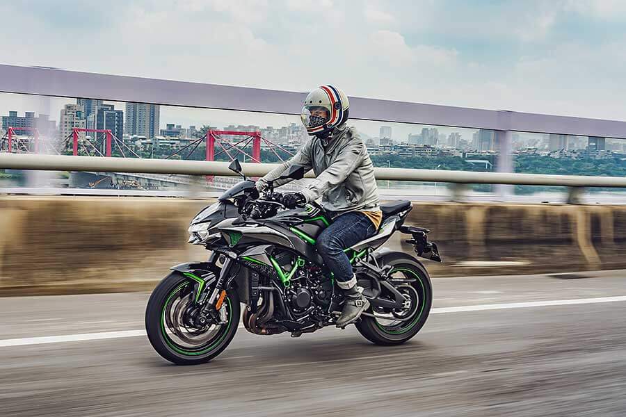 TG本日慕名兩大川崎名角而來,一部能順風隨行遨遊四海的公升忍者,另號人物則是身肩經典Z字號擔任頭號性能一哥Z H2,上看二百匹的機械公敵及什麼都恰到好處的跑旅銘機能造出怎麼樣的火花呢,雙方又會激出什麼樣的意想不到哩~