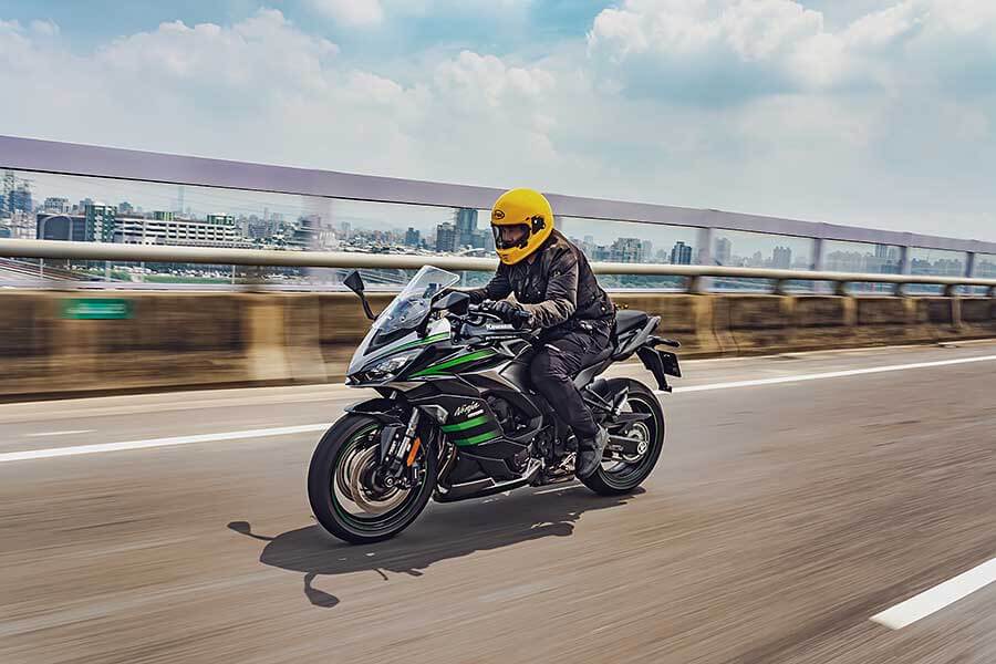 TG本日慕名兩大川崎名角而來,一部能順風隨行遨遊四海的公升忍者,另號人物則是身肩經典Z字號擔任頭號性能一哥Z H2,上看二百匹的機械公敵及什麼都恰到好處的跑旅銘機能造出怎麼樣的火花呢,雙方又會激出什麼樣的意想不到哩~