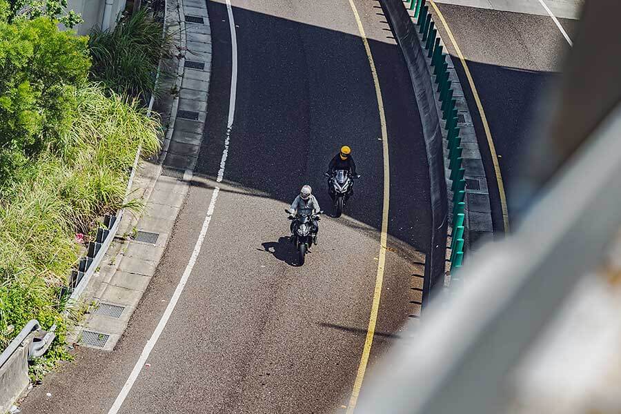 TG本日慕名兩大川崎名角而來,一部能順風隨行遨遊四海的公升忍者,另號人物則是身肩經典Z字號擔任頭號性能一哥Z H2,上看二百匹的機械公敵及什麼都恰到好處的跑旅銘機能造出怎麼樣的火花呢,雙方又會激出什麼樣的意想不到哩~
