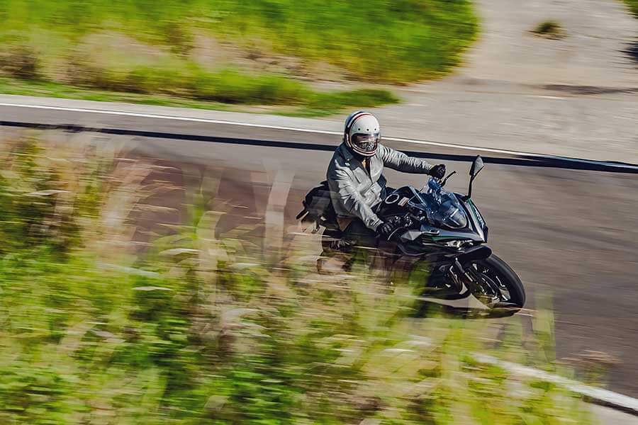 TG本日慕名兩大川崎名角而來,一部能順風隨行遨遊四海的公升忍者,另號人物則是身肩經典Z字號擔任頭號性能一哥Z H2,上看二百匹的機械公敵及什麼都恰到好處的跑旅銘機能造出怎麼樣的火花呢,雙方又會激出什麼樣的意想不到哩~