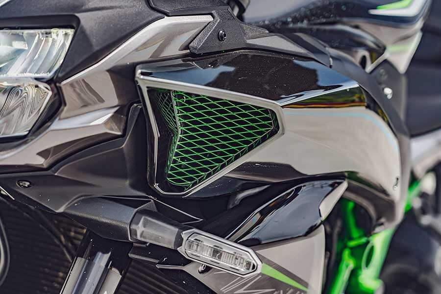 TG本日慕名兩大川崎名角而來,一部能順風隨行遨遊四海的公升忍者,另號人物則是身肩經典Z字號擔任頭號性能一哥Z H2,上看二百匹的機械公敵及什麼都恰到好處的跑旅銘機能造出怎麼樣的火花呢,雙方又會激出什麼樣的意想不到哩~