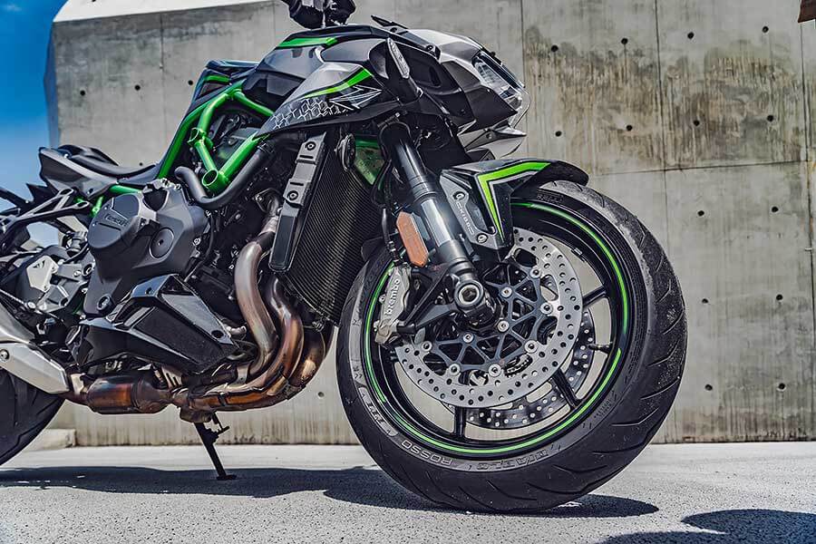 TG本日慕名兩大川崎名角而來,一部能順風隨行遨遊四海的公升忍者,另號人物則是身肩經典Z字號擔任頭號性能一哥Z H2,上看二百匹的機械公敵及什麼都恰到好處的跑旅銘機能造出怎麼樣的火花呢,雙方又會激出什麼樣的意想不到哩~