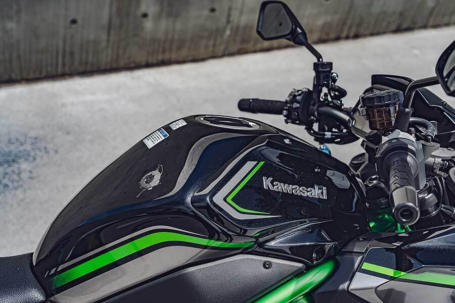 TG本日慕名兩大川崎名角而來,一部能順風隨行遨遊四海的公升忍者,另號人物則是身肩經典Z字號擔任頭號性能一哥Z H2,上看二百匹的機械公敵及什麼都恰到好處的跑旅銘機能造出怎麼樣的火花呢,雙方又會激出什麼樣的意想不到哩~