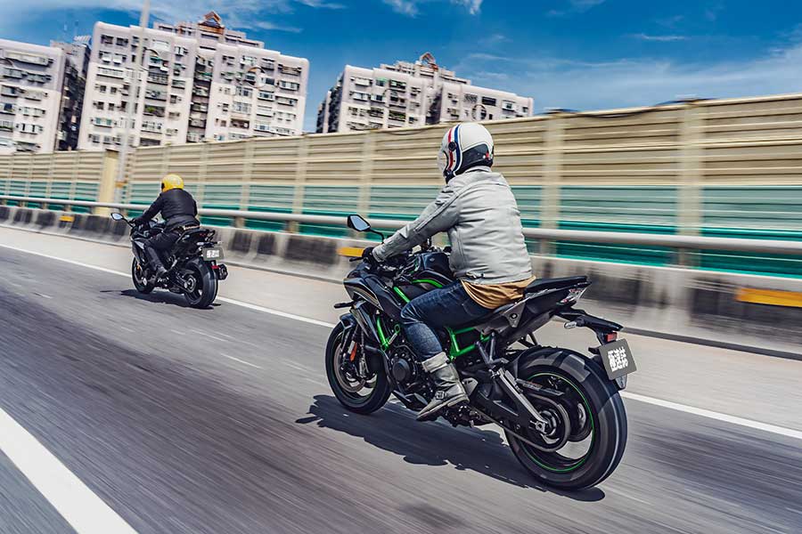 TG本日慕名兩大川崎名角而來,一部能順風隨行遨遊四海的公升忍者,另號人物則是身肩經典Z字號擔任頭號性能一哥Z H2,上看二百匹的機械公敵及什麼都恰到好處的跑旅銘機能造出怎麼樣的火花呢,雙方又會激出什麼樣的意想不到哩~