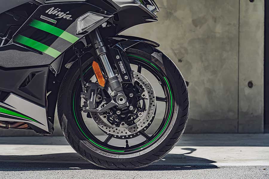 TG本日慕名兩大川崎名角而來,一部能順風隨行遨遊四海的公升忍者,另號人物則是身肩經典Z字號擔任頭號性能一哥Z H2,上看二百匹的機械公敵及什麼都恰到好處的跑旅銘機能造出怎麼樣的火花呢,雙方又會激出什麼樣的意想不到哩~