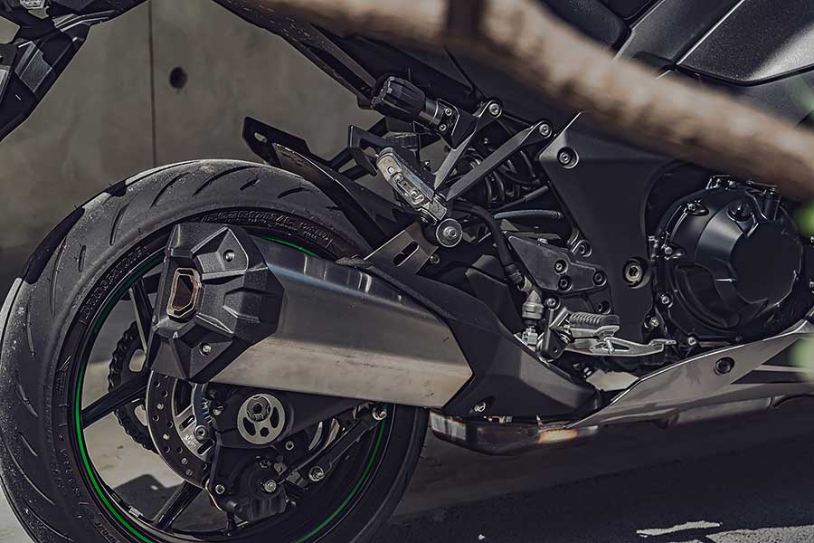 TG本日慕名兩大川崎名角而來,一部能順風隨行遨遊四海的公升忍者,另號人物則是身肩經典Z字號擔任頭號性能一哥Z H2,上看二百匹的機械公敵及什麼都恰到好處的跑旅銘機能造出怎麼樣的火花呢,雙方又會激出什麼樣的意想不到哩~