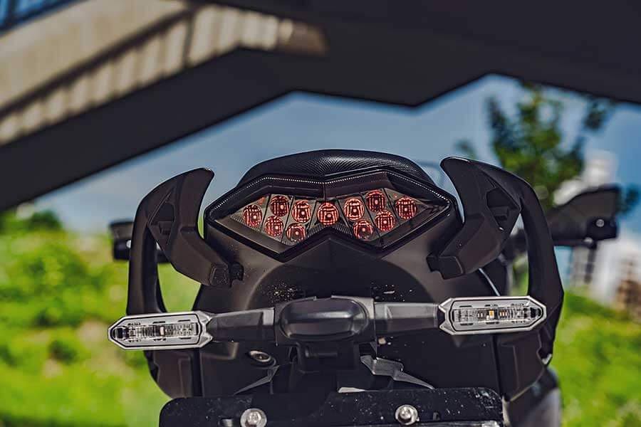 TG本日慕名兩大川崎名角而來,一部能順風隨行遨遊四海的公升忍者,另號人物則是身肩經典Z字號擔任頭號性能一哥Z H2,上看二百匹的機械公敵及什麼都恰到好處的跑旅銘機能造出怎麼樣的火花呢,雙方又會激出什麼樣的意想不到哩~