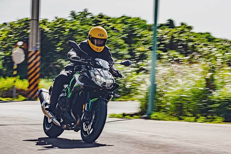 TG本日慕名兩大川崎名角而來,一部能順風隨行遨遊四海的公升忍者,另號人物則是身肩經典Z字號擔任頭號性能一哥Z H2,上看二百匹的機械公敵及什麼都恰到好處的跑旅銘機能造出怎麼樣的火花呢,雙方又會激出什麼樣的意想不到哩~