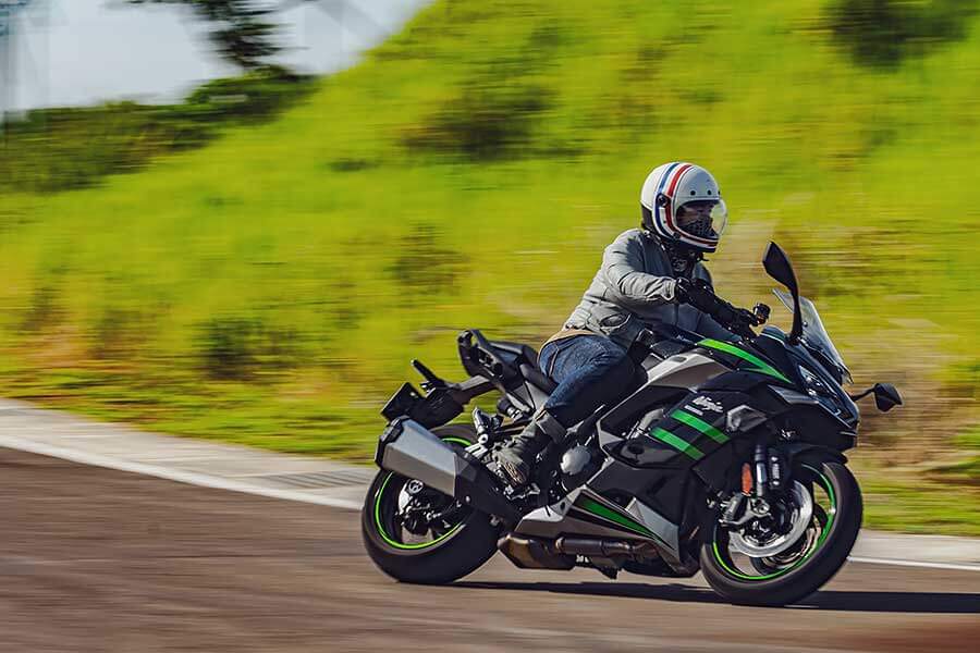 TG本日慕名兩大川崎名角而來,一部能順風隨行遨遊四海的公升忍者,另號人物則是身肩經典Z字號擔任頭號性能一哥Z H2,上看二百匹的機械公敵及什麼都恰到好處的跑旅銘機能造出怎麼樣的火花呢,雙方又會激出什麼樣的意想不到哩~