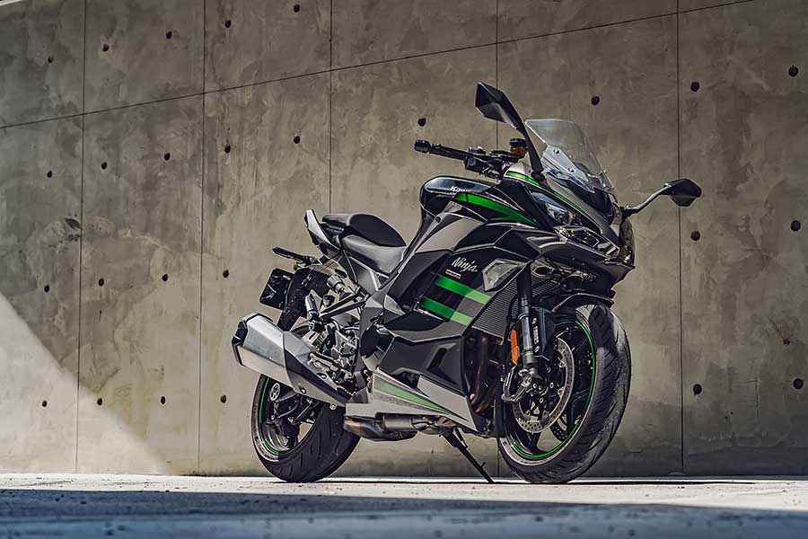 TG本日慕名兩大川崎名角而來,一部能順風隨行遨遊四海的公升忍者,另號人物則是身肩經典Z字號擔任頭號性能一哥Z H2,上看二百匹的機械公敵及什麼都恰到好處的跑旅銘機能造出怎麼樣的火花呢,雙方又會激出什麼樣的意想不到哩~