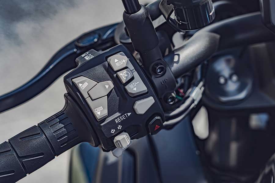 TG本日慕名兩大川崎名角而來,一部能順風隨行遨遊四海的公升忍者,另號人物則是身肩經典Z字號擔任頭號性能一哥Z H2,上看二百匹的機械公敵及什麼都恰到好處的跑旅銘機能造出怎麼樣的火花呢,雙方又會激出什麼樣的意想不到哩~